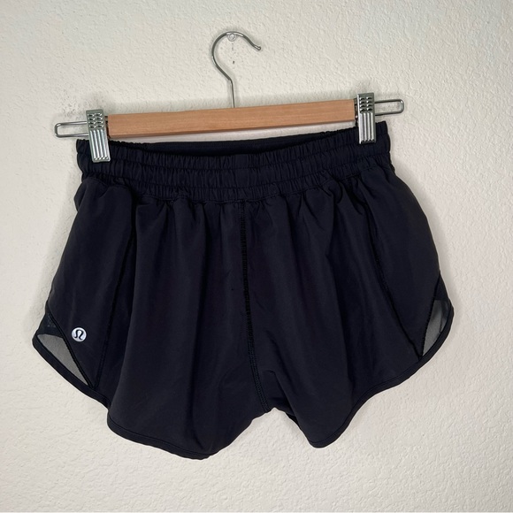 Lululemon Hotty Hot Short II *2.5" in Black size 6 - Picture 4 of 8
